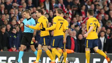 LONDON, ENGLAND - APRIL 26: Sime Vrsaljko of Atletico Madrid protests to match referee Clement Turpin after being sent off during the UEFA Europa League Semi Final leg one match between Arsenal FC and Atletico Madrid at Emirates Stadium on April 26, 2018 