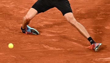 Zverev se torció el tobillo derecho y cayó sobre la arcilla, entre gritos de dolor, al intentar devolver un tiro de drive. Salió en silla de ruedas de la pista para ser atendido y volvió en muletas, con el pie inflamado, para decirle al juez de silla que