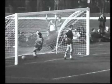 Yugoslavia, 1962: Uno de los partidos más importantes en la historia del fútbol chileno fue ante los europeos. La Roja ganó por la mínima y se quedó con el tercer puesto de su mundial. 