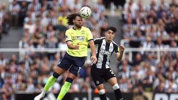Soccer Football - Premier League - Newcastle United v Southampton - St James' Park, Newcastle, Britain - August 17, 2024 Southampton's Ben Brereton Diaz in action with Newcastle United's Tino Livramento Action Images via Reuters/Lee Smith EDITORIAL USE ONLY. NO USE WITH UNAUTHORIZED AUDIO, VIDEO, DATA, FIXTURE LISTS, CLUB/LEAGUE LOGOS OR 'LIVE' SERVICES. ONLINE IN-MATCH USE LIMITED TO 120 IMAGES, NO VIDEO EMULATION. NO USE IN BETTING, GAMES OR SINGLE CLUB/LEAGUE/PLAYER PUBLICATIONS. PLEASE CONTACT YOUR ACCOUNT REPRESENTATIVE FOR FURTHER DETAILS..