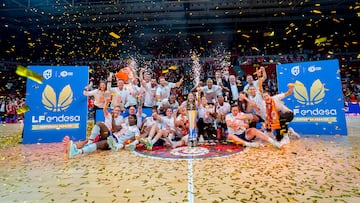 Las jugadoras del Valencia Basket celebran el título de campeonas de Liga.