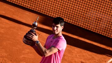 El español Carlos Alcaraz celebra tras derrotar al británico Cameron Norrie en la final del Argentina Open.