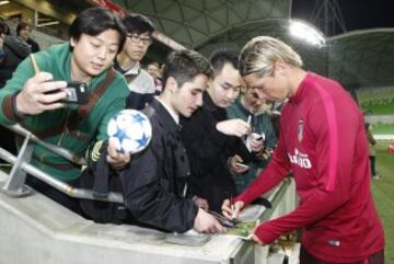 Fernando Torres firmando autógrafos. 
