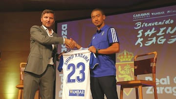 Kagawa, que lucirá el 23 a la espalda, junto a Lalo Arantegui en su presentación.