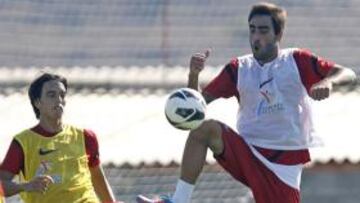<b>CASTIGADO. </b>Alberto Escassi, ayer, intenta controlar un balón en la sesión de Fontcalent.