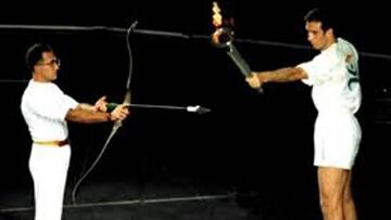 25 de julio de 1992. Epi le pasa el fuego olímpico a Antonio Rebollo para encender el pebetero olímpico de Barcelona'92. El próximo día 25 se revivirá esta esta imagen en la ciudad condal.