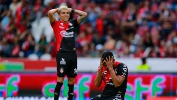 AME4580. GUADALAJARA (MÉXICO), 26/08/2023.- Juan Zapata (d) de Atlas reacciona hoy hoy, durante un partido de la jornada 6 del torneo apertura 2023 la liga del fútbol mexicano entre Atlas y Toluca, disputado en el Estadio Jalisco, en Guadalajara (México). EFE/ Francisco Guasco