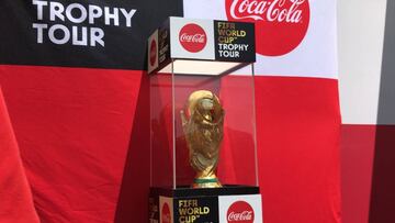 El trofeo de campe&oacute;n de la Copa del Mundo es exhibido en Guadalajara durante el Trophy Tour previo al Mundial de Rusia 2018.