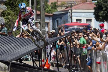 Valparaiso, 11 febrero 2018.
Decimosexta version del Red Bull Valparaiso Cerro Abajo, principal carrera de descenso urbano en Chile, realizada entre calles, escaleras y callejones de la ciudad puerto.
Cristian Rudolffi/Photosport.