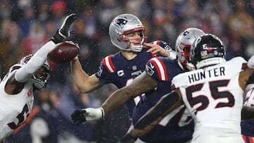 FOXBOROUGH, MASSACHUSETTS - JANUARY 18: Will Anderson Jr. #51 of the Houston Texans forces a fumble against Drake Maye #10 of the New England Patriots during the third quarter in the AFC Divisional Playoff game at Gillette Stadium on January 18, 2026 in Foxborough, Massachusetts. Adam Glanzman/Getty Images/AFP (Photo by Adam Glanzman / GETTY IMAGES NORTH AMERICA / Getty Images via AFP)