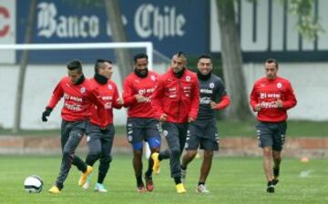 Los jugadores "sueltan" tras una dura jornada de entrenamiento. 