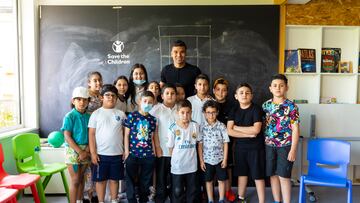 El futbolista Del Real Madrid Casemiro visita el Centro de Atención a la Infancia de Save the Children en la Madrileña plaza de Puerto Rubio, el 19 de mayo de 2022. Foto: Angel Navarrete/Save the Children