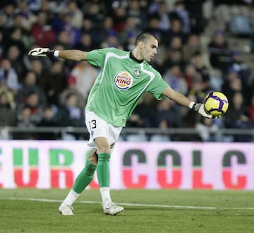 Vistió la camiseta del Real Madrid desde 2007 hasta 2009. Jugó en el Getafe desde 2009 hasta 2015.