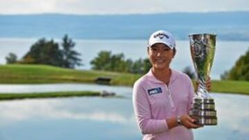 Lydia Ko posa con el trofeo delante del lago del Evian Resort Golf Club