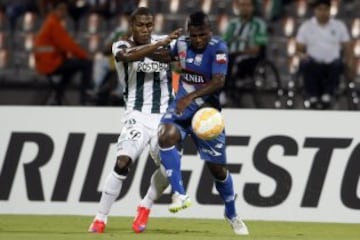 MED702. MEDELLÍN (COLOMBIA), 14/05/2015.- El jugador de Atlético Nacional Orlando Berrio (i) disputa el balón con el jugador de Emelec Miller Bolaños (d) hoy, jueves 14 de mayo de 2015, durante su partido de la Copa Libertadores en Medellín (Colombia). EFE/LUIS EDUARDO NORIEGA.