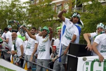 El equipo festeja el ascenso por las calles de Elche.