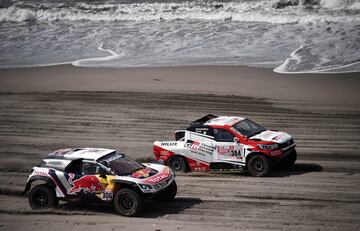 Los franceses Sebastian Loeb y Daniel Elena compiten en la cuarta etapa del rally con el piloto Giniel De Villiers y Dirk Von Zitzewitz