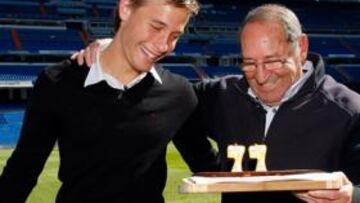 <b>CUMPLEAÑOS FELIZ. </b>Hoy Gento cumple 77 años, los dos apagaron las velas juntos y pidieron un deseo.