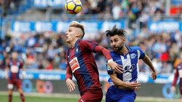 GRAF865. VITORIA (ÁLAVA), 25/11/2017.- El centrocampista del Eibar Iván Alejo (i) disputa un balón con el defensa del Alavés Rubén Duarte (d) durante el partido correspondiente a la decimotercera jornada de LaLiga Santander disputado hoy en el estadio de Mendizorroza. EFE/ Adrian Ruiz De Hierro