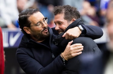 Saludo entre los entrenadores José Bordalás y Diego Simeone antes del inicio del encuentro. 