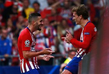 3-1. Koke celebró el tercer gol con Griezmann.