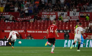 3-0. Error de David De Gea en el despeje, tras salir del área, y regala el balón a Youssef En-Nesyri. El delantero sevillista no se lo piensa dos veces y remata a puerta vacía según le cae el balón. Doblete del marroquí.