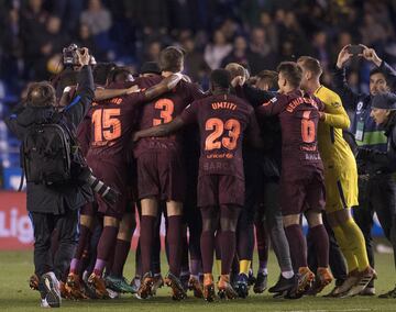 Los jugadores del Barcelona celebraron el título de Liga en el césped de Riazor