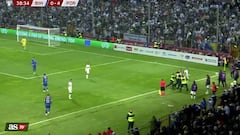 Invadió la cancha para abrazar a Cristiano: así terminó el crack portugués