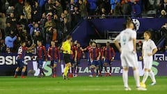 Los jugadores del Levante celebran el primer gol.