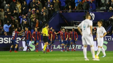 Los jugadores del Levante celebran el primer gol.