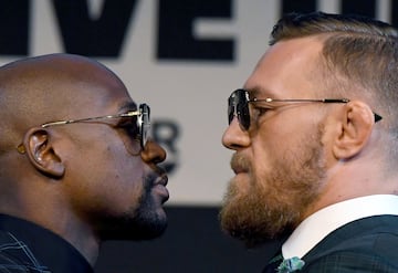 Floyd Mayweather y Conor McGregor en el cara a cara durante la rueda de prensa en el KA Theatre en el MGM Grand Hotel & Casino en Las Vegas, Nevada.