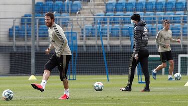 El defensa Segio Ramos (i) y el galés Gareth Bale (d), junto a su entrenador, el francés Zinedine Zidane, durante el entrenamiento que el Real Madrid ha practicado hoy lunes en Valdebebas.
