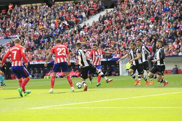 ¡Medio gol es de Vitolo! El jugador se ha llevado hasta cinco defensores en su andadura por el área, ve a su compañero solo y le da el balón para que finalice con un recorte hacía dentro acompañado de un fuerte disparo al palo derecho.