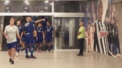 Sergio Ramos reconoce a ‘Chupete’ Suazo en una gigantografía y así reacciona: más de 120 mil reproducciones