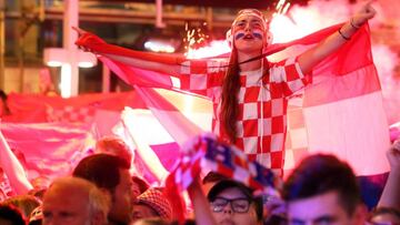 Zagreb (Croatia), 07/07/2018.- Supporters of Croatia celebrate as they watch the broadcast of the FIFA World Cup 2018 quarter final match between Russia and Croatia in central Zagreb, Croatia, 07 July 2018. Croatia won 4-3 on penalties. (Croacia, Mundial