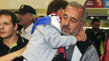 Osama, con su hijo Zaid en brazos.