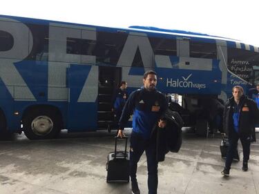 La Real recibe el calor de su afición a su llegada a Salzburgo