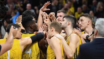Los jugadores del Iberostar Tenerife celebran la victoria.