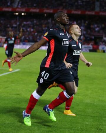 M'poku celebra el 1-1.