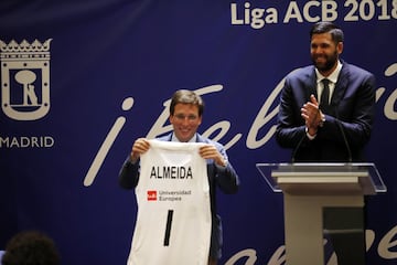 El alcalde de Madrid posa con la camiseta del Real Madrid de baloncesto.
