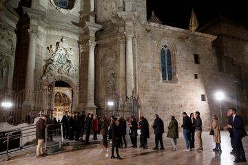 La gente hace fila para asistir a una ceremonia en memoria de las víctimas de las inundaciones en Valencia, en la catedral de Valencia.