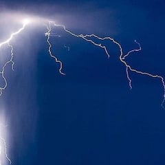 Herido grave un hombre al caerle un rayo en Madrid mientras se refugiaba bajo un árbol