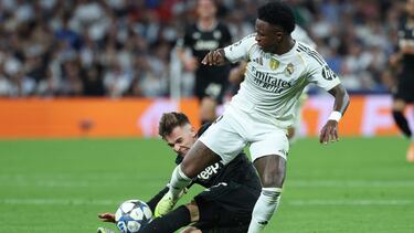 Juventus' Portuguese forward #07 Francisco Chico Conceicao (L) and Real Madrid's Brazilian forward #07 Vinicius Junior fight for the ball during the UEFA Champions League league phase day 3 football match between Real Madrid CF and Juventus at Santiago Bernabeu Stadium in Madrid on October 22, 2025. (Photo by Thomas COEX / AFP)