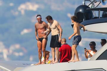 El exfutbolista británico disfruta de unos días de descanso en las playas francesas de Cannes. Le acompañan su mujer Victoria, sus hijos y el cantante Elton John.
