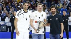 Luka Doncic recibe la r&eacute;plica de la Copa de Europa de manos de Sergio Llull y Felipe Reyes