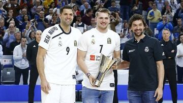 Luka Doncic recibe la réplica de la Copa de Europa de manos de Sergio Llull y Felipe Reyes
