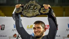 Khabib Nurmagomedov posa con el cintur&oacute;n de campe&oacute;n del pelo ligero de la UFC.