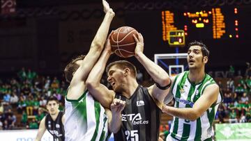 Buva, ante Radicevic y Triguero