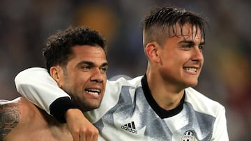 Daniel Alves y Paulo Dybala.