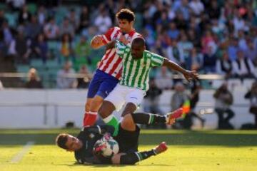 Adán atrapa el balón ante Diego Costa y Paulao.
